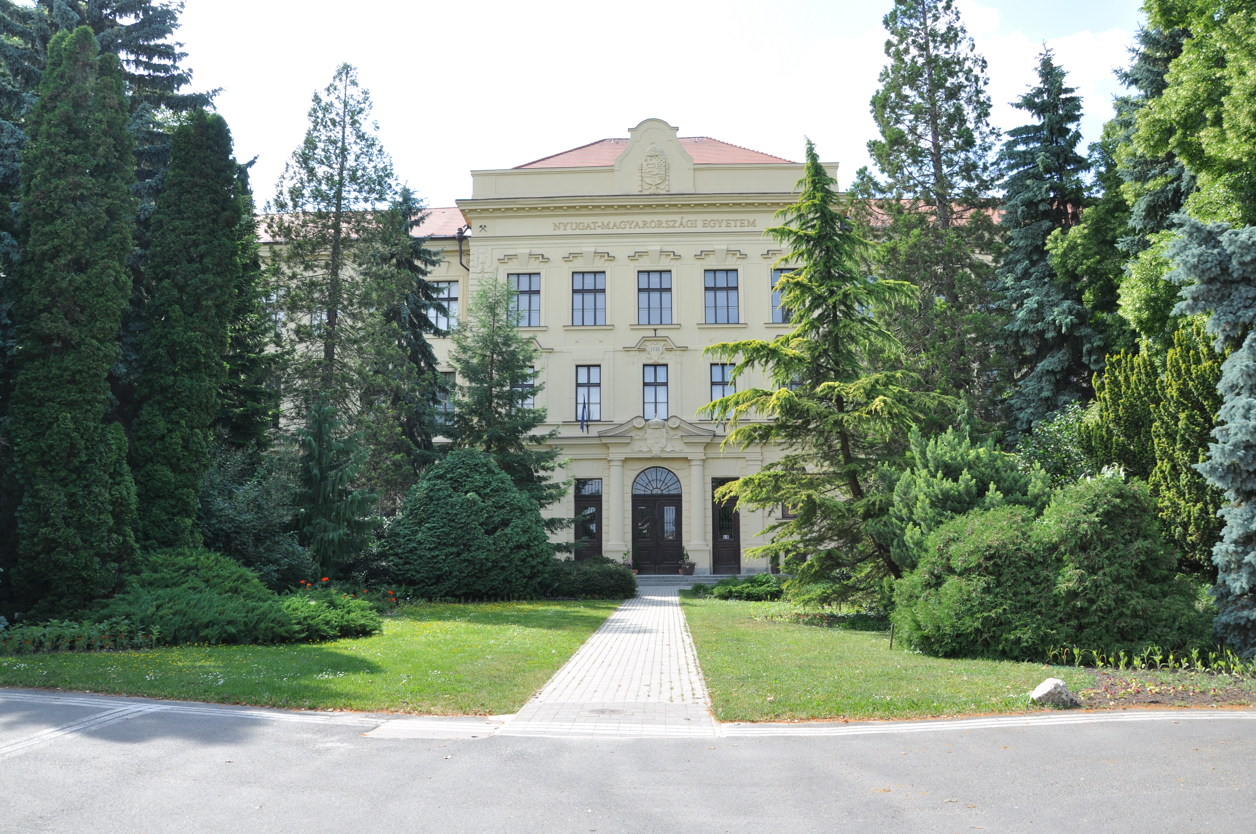 <p>Entrance of the University</p>